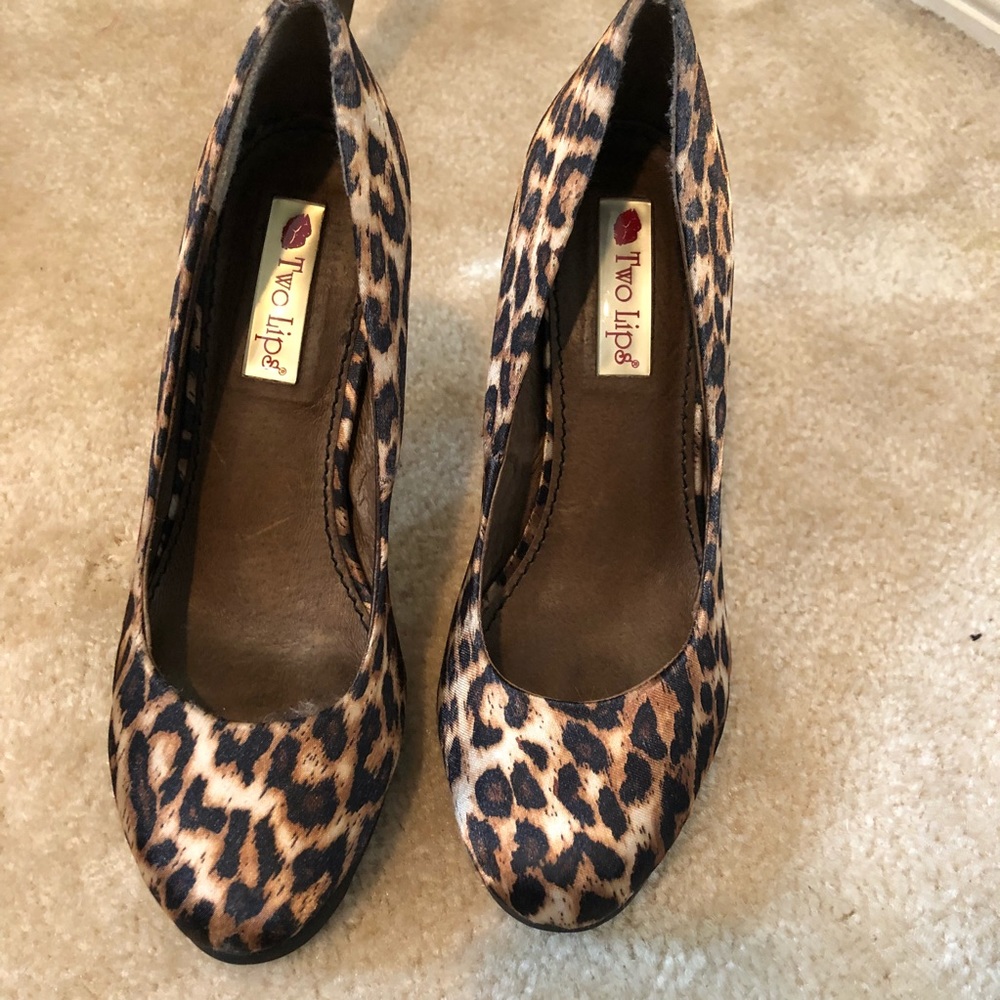 Two lips leopard pumps